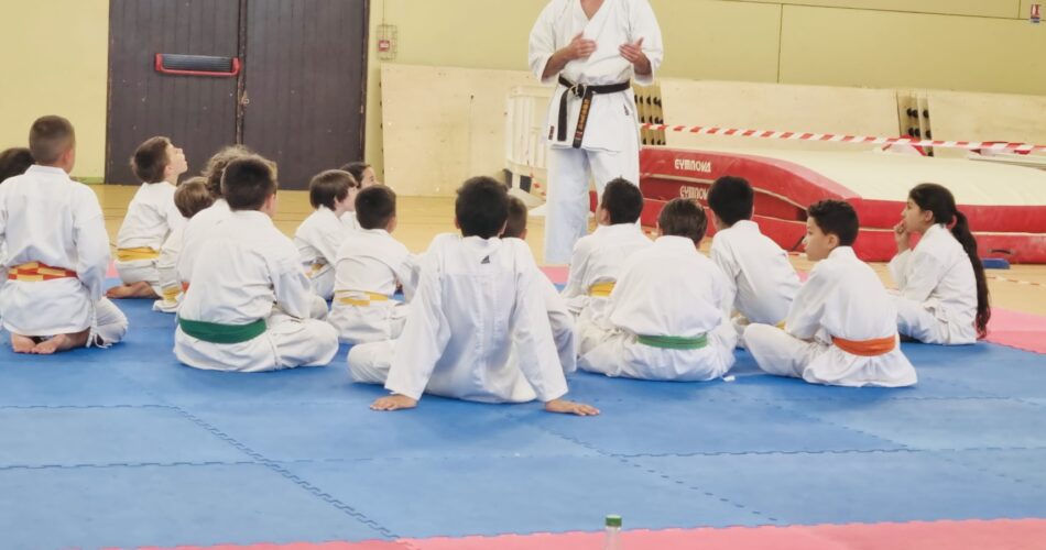 Premiers cours avec les enfants et les adolescents de la section Karaté
